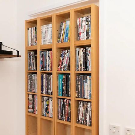 Sunny Maisonette With Views Over Canary Wharf, Лондон Экстерьер фото