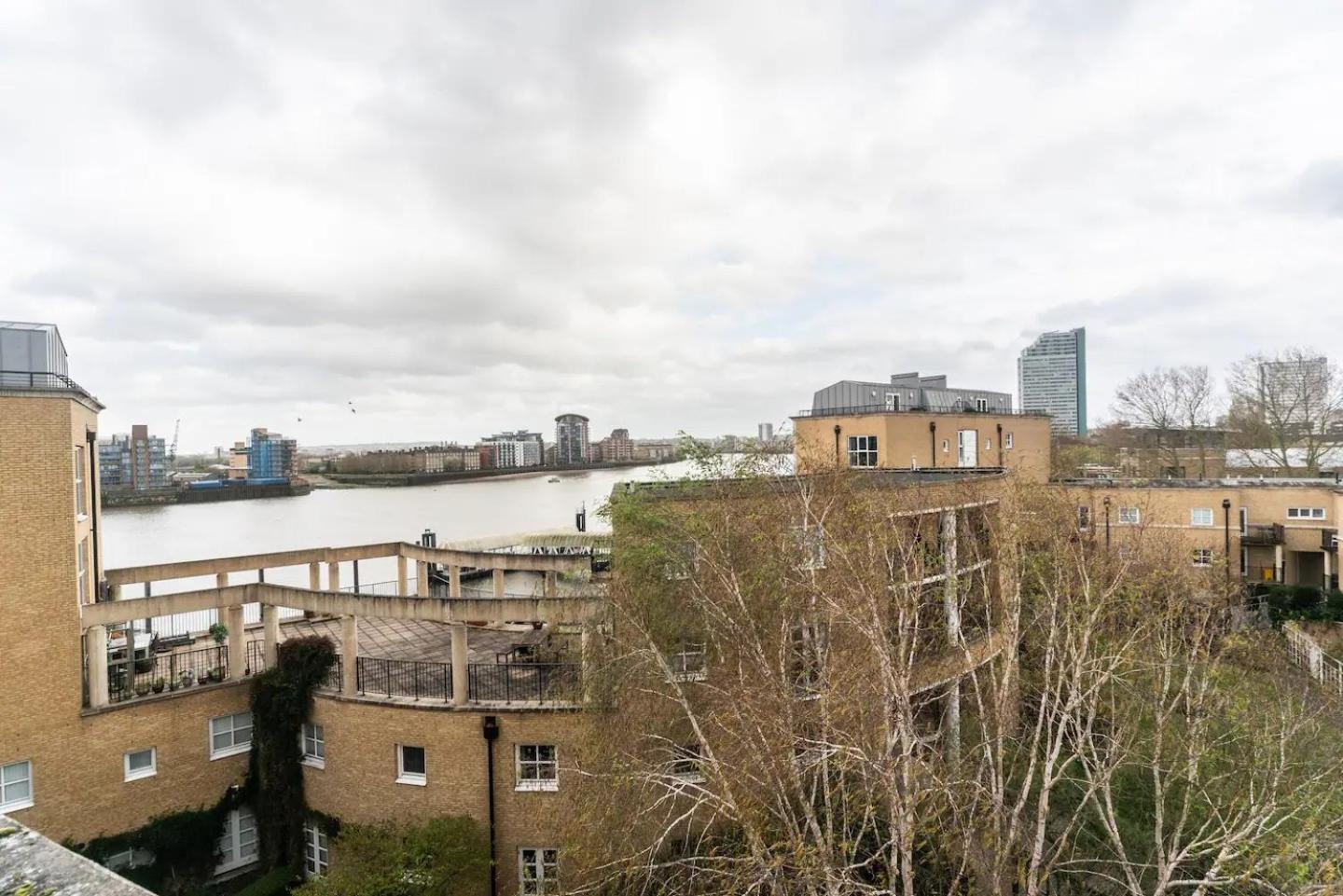Sunny Maisonette With Views Over Canary Wharf, Лондон Экстерьер фото