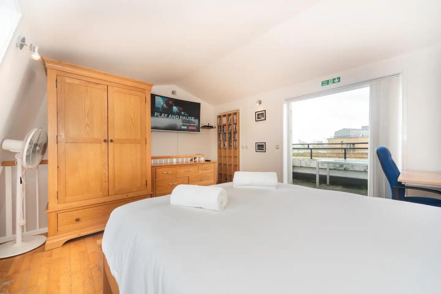 Sunny Maisonette With Views Over Canary Wharf, Лондон Экстерьер фото