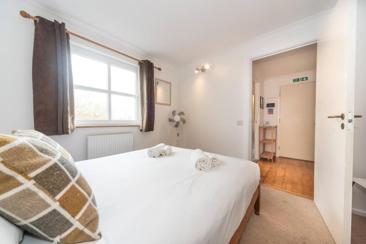 Sunny Maisonette With Views Over Canary Wharf, Лондон Экстерьер фото