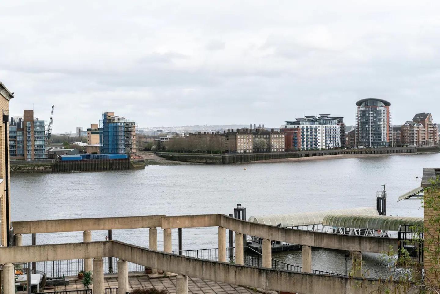 Sunny Maisonette With Views Over Canary Wharf, Лондон Экстерьер фото