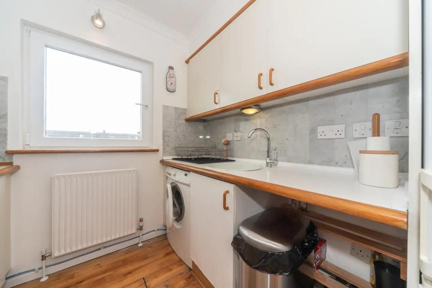 Sunny Maisonette With Views Over Canary Wharf, Лондон Экстерьер фото