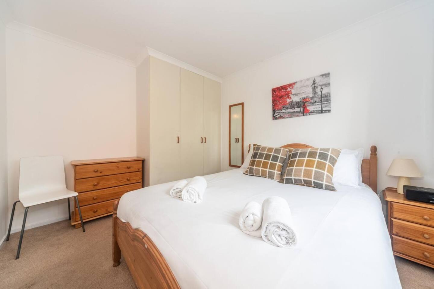 Sunny Maisonette With Views Over Canary Wharf, Лондон Экстерьер фото