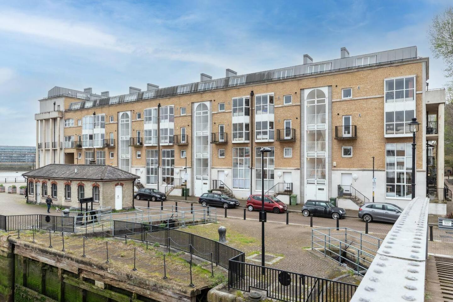 Sunny Maisonette With Views Over Canary Wharf, Лондон Экстерьер фото