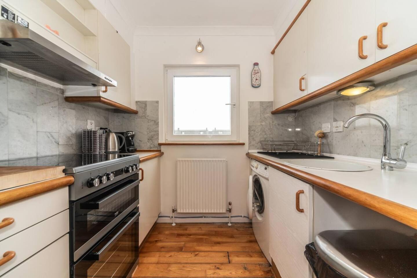 Sunny Maisonette With Views Over Canary Wharf, Лондон Экстерьер фото