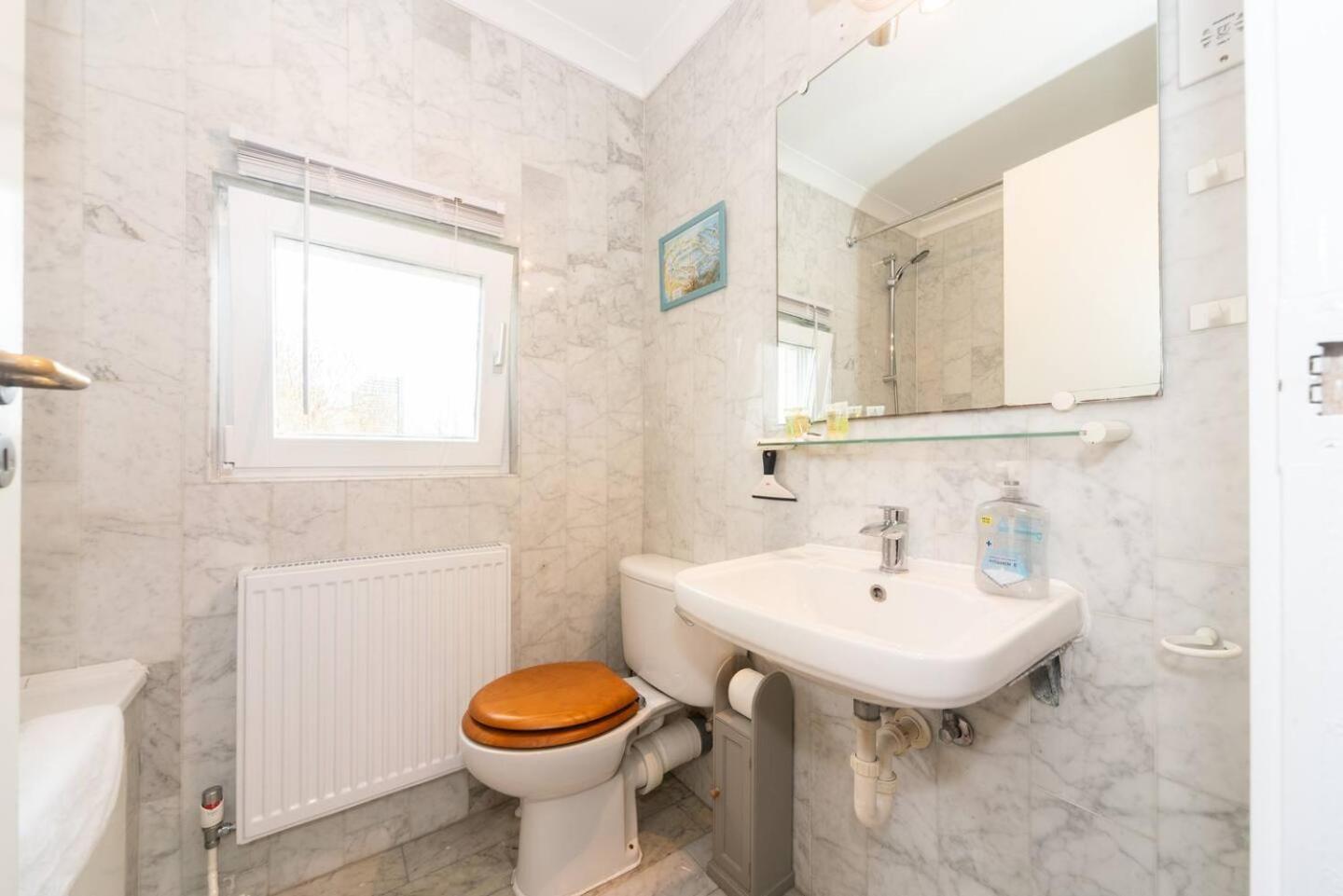 Sunny Maisonette With Views Over Canary Wharf, Лондон Экстерьер фото