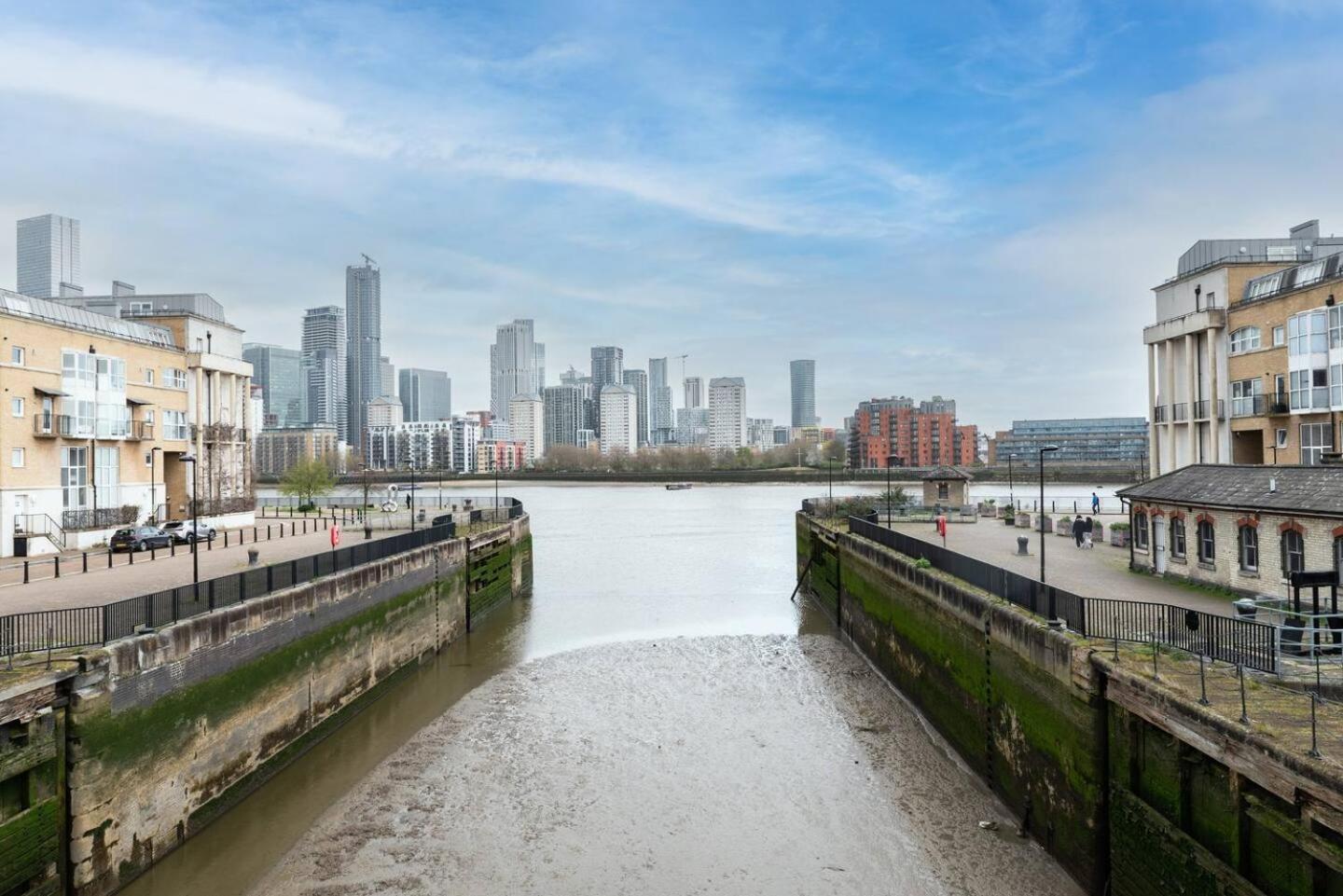 Sunny Maisonette With Views Over Canary Wharf, Лондон Экстерьер фото