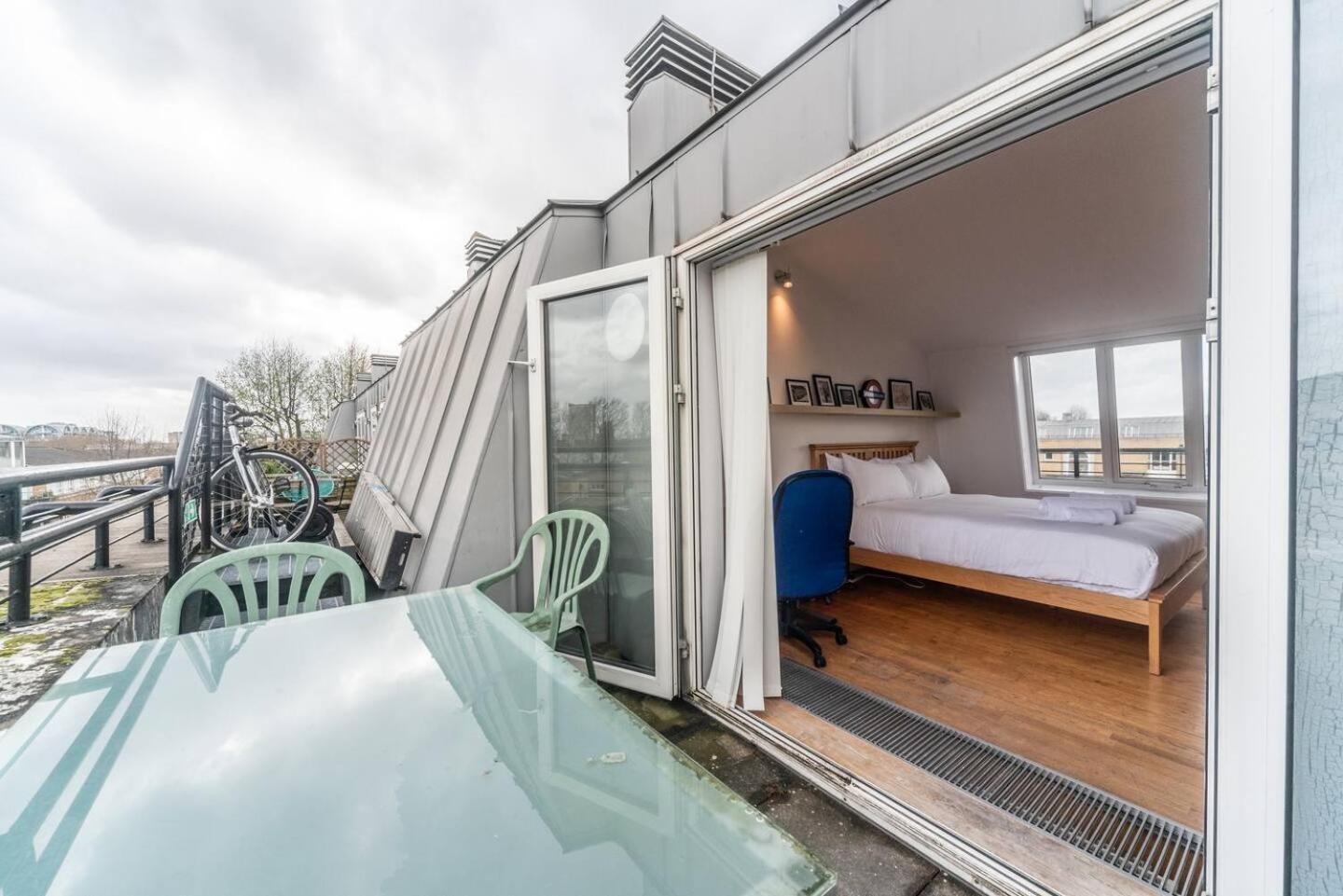 Sunny Maisonette With Views Over Canary Wharf, Лондон Экстерьер фото