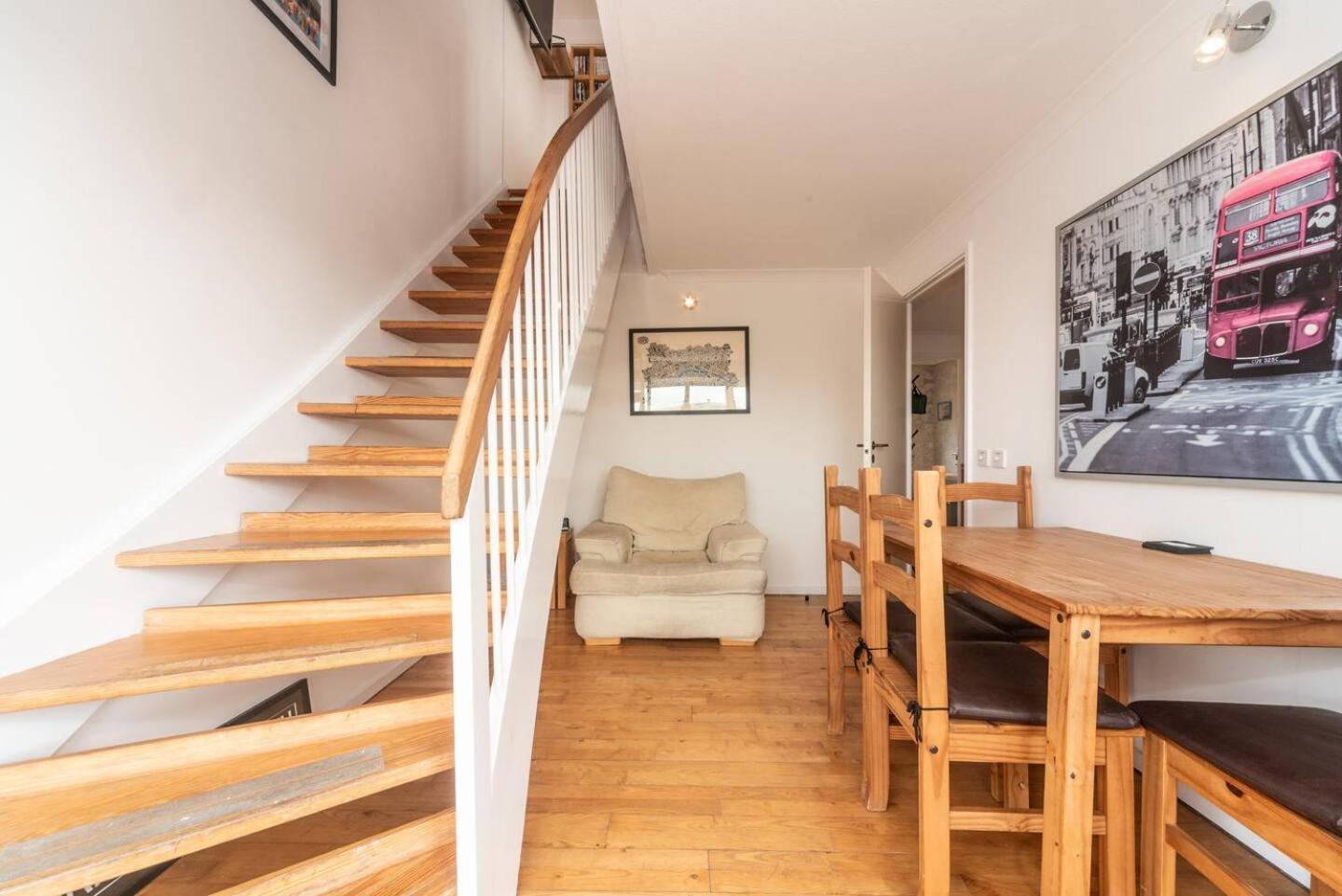 Sunny Maisonette With Views Over Canary Wharf, Лондон Экстерьер фото
