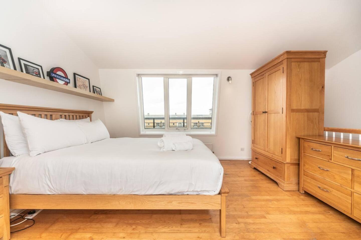 Sunny Maisonette With Views Over Canary Wharf, Лондон Экстерьер фото