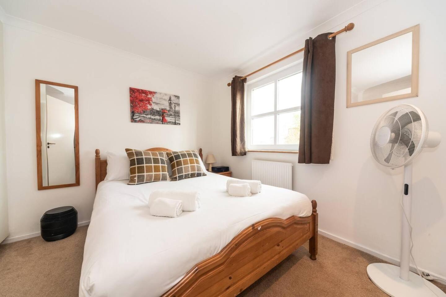 Sunny Maisonette With Views Over Canary Wharf, Лондон Экстерьер фото