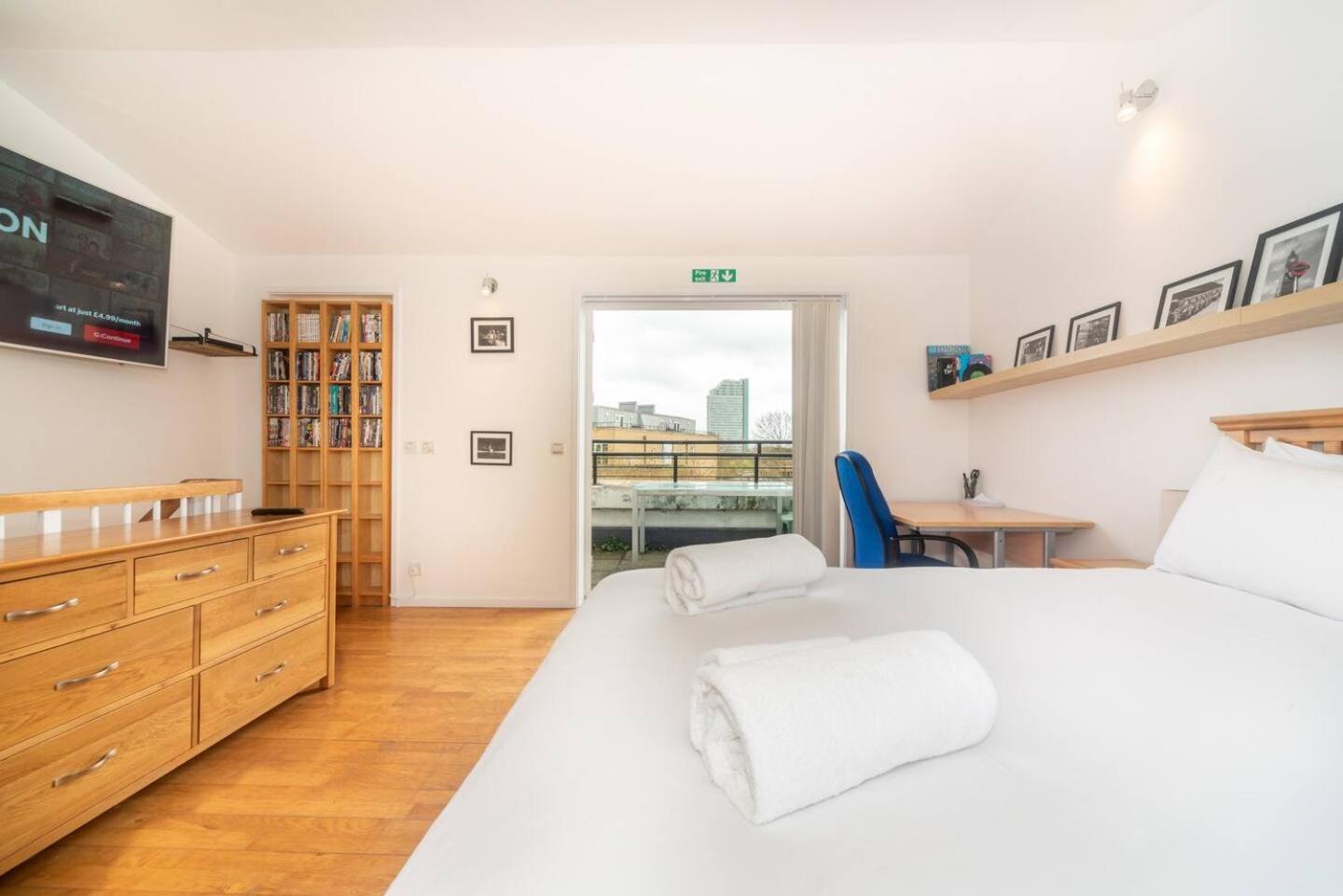 Sunny Maisonette With Views Over Canary Wharf, Лондон Экстерьер фото