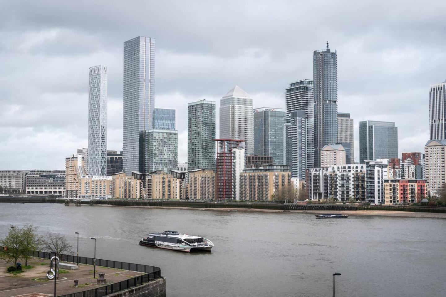 Sunny Maisonette With Views Over Canary Wharf, Лондон Экстерьер фото
