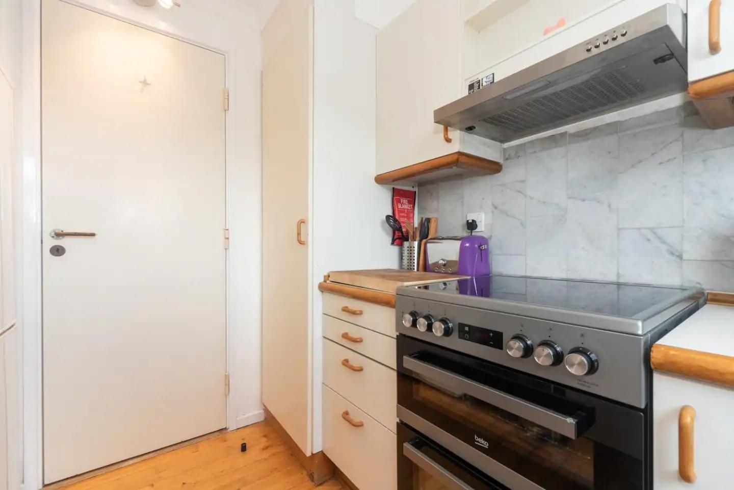 Sunny Maisonette With Views Over Canary Wharf, Лондон Экстерьер фото