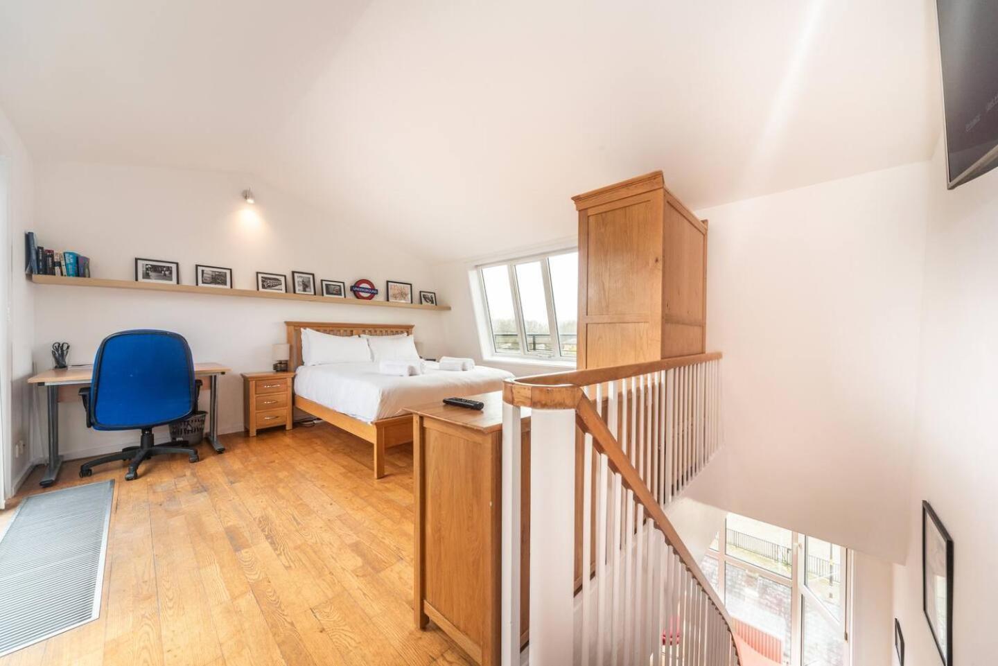 Sunny Maisonette With Views Over Canary Wharf, Лондон Экстерьер фото