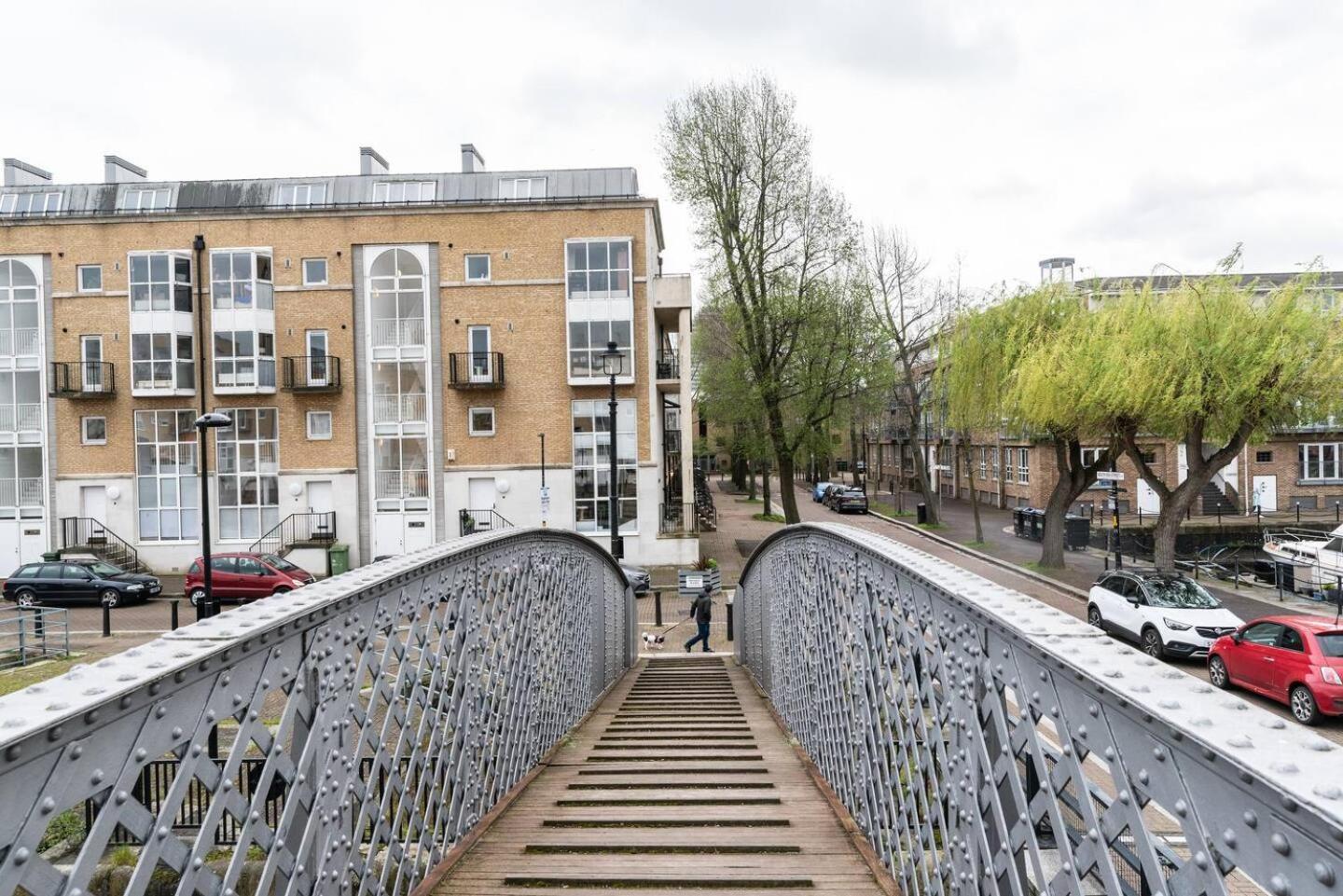 Sunny Maisonette With Views Over Canary Wharf, Лондон Экстерьер фото